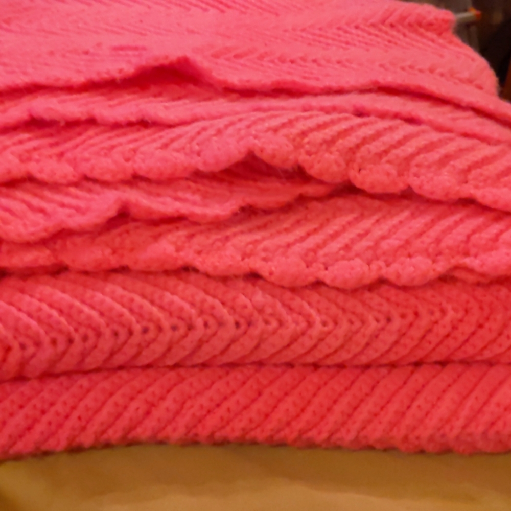 Heavy comfort 6ft x 6ft pink/red cozy throw blanket /afghan. Hand knit. - Picture 2 of 4